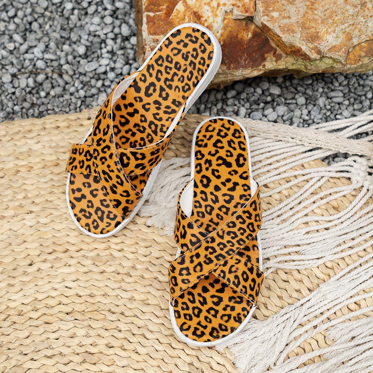 

Тапочки 2024 года, летняя новая верхняя одежда, сандалии на платформе с леопардовым принтом, большие размеры, женские классные тапочки 43