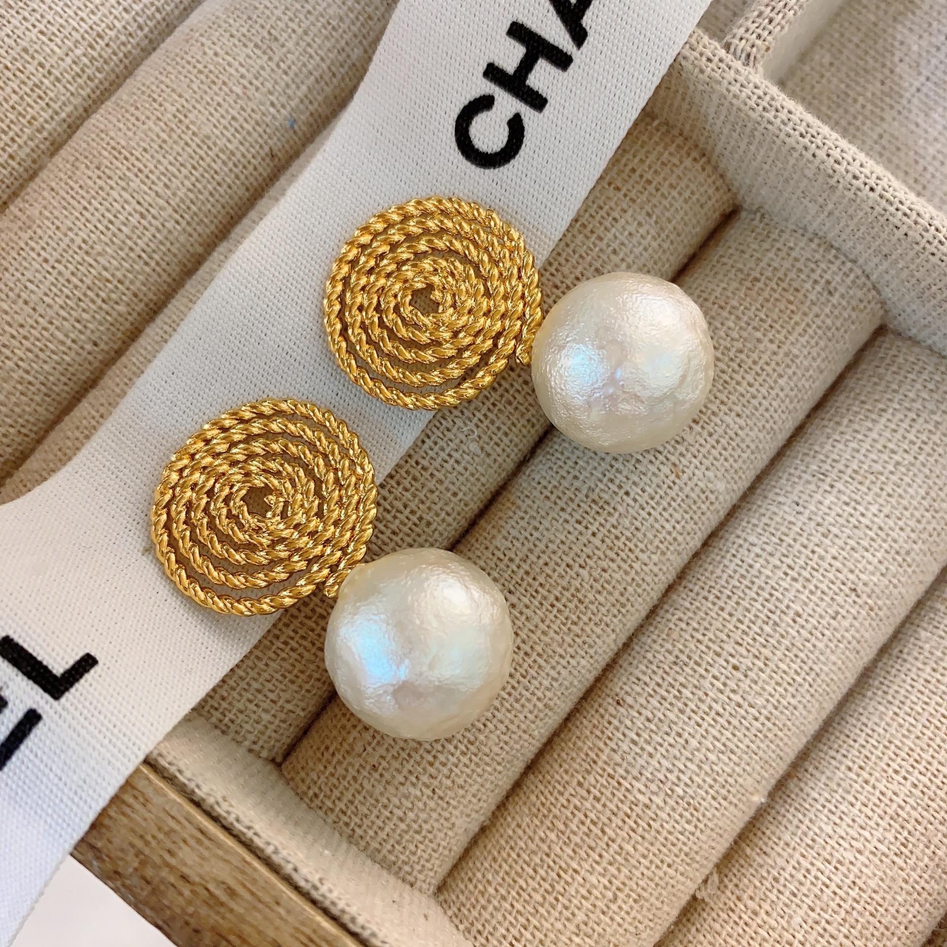 French high-end earrings European and American new spiral grass weaving with cotton pearl niche French design stud earrings