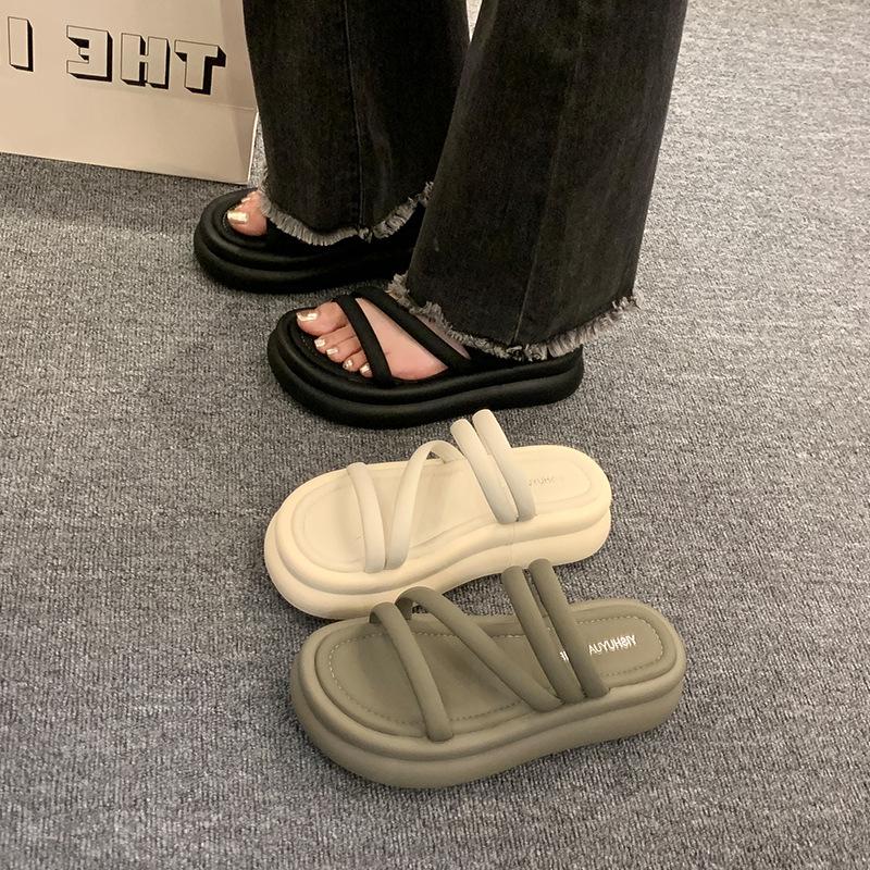 Internet Celebrity Popular Slippers Muffin Bottom Beach Cool Slippers Women Wear 2025 Summer New Solid Color Sandals Stepping On Shit Feeling