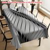 Realizzata in poliestere di alta qualità, questa tovaglia presenta una fine tessitura jacquard, ricami floreali e intagli vuoti.. È resistente al calore e antipolvere.