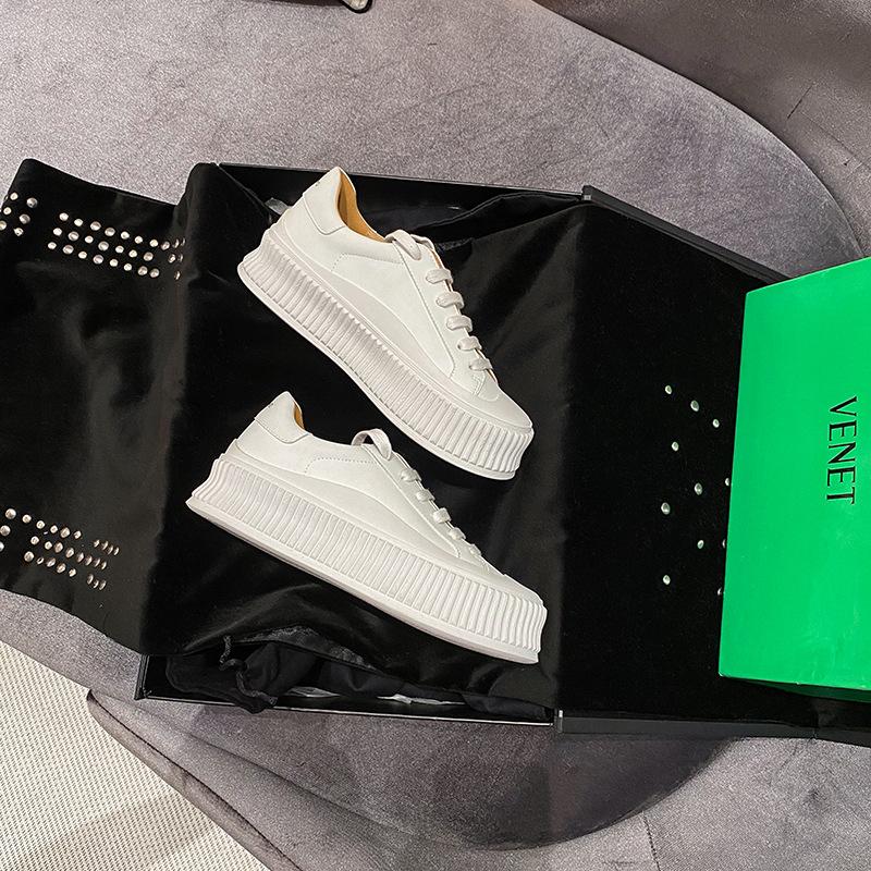 

Версия из пятнистой коровьей кожи~ белые туфли на платформе из бисквитного теста женские 2025 увеличение роста шнуровка студенческие кеды повседневная обувь-бисквиты 40