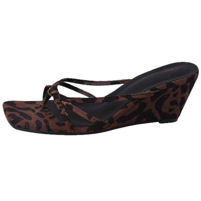Fashion slope heel leopard print toe cool slippers women's outer wear 2025 spring new niche design high heel sandals tide