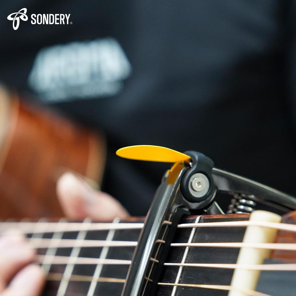 Capo Tast Guitar String Cutting Bridge Pin Puller 4 in 1 Acoustic Guitar Electric 6 Strings Acoustic Guitar Capo 5 guitar plectrums and pouch included