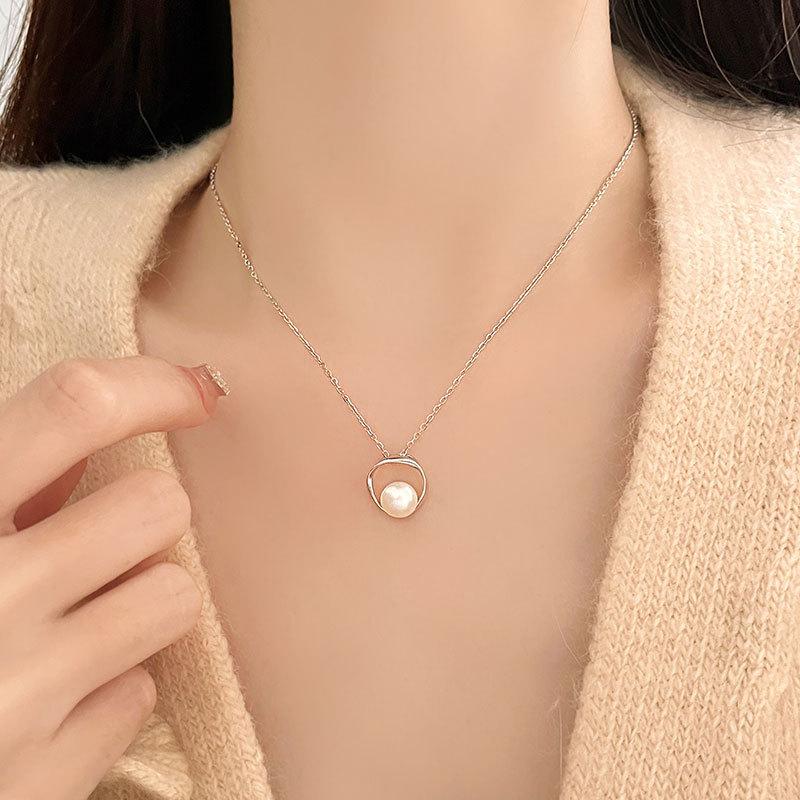Ring Pearl Necklace for Women's Light Luxury French Retro Geometric Collarbone Chain for Spring