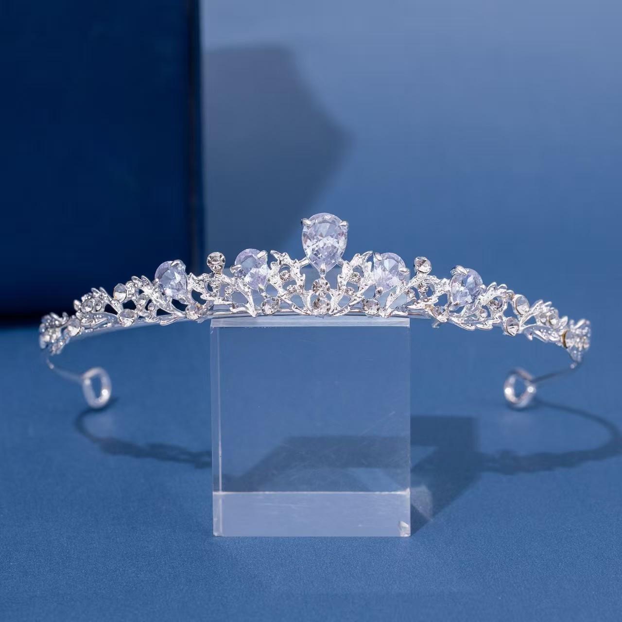 

Новая европейская и американская корона-ободок для невест проста и элегантна. Ободок из стекла с водяными бриллиантами — это ободок для свадебной фотосессии.