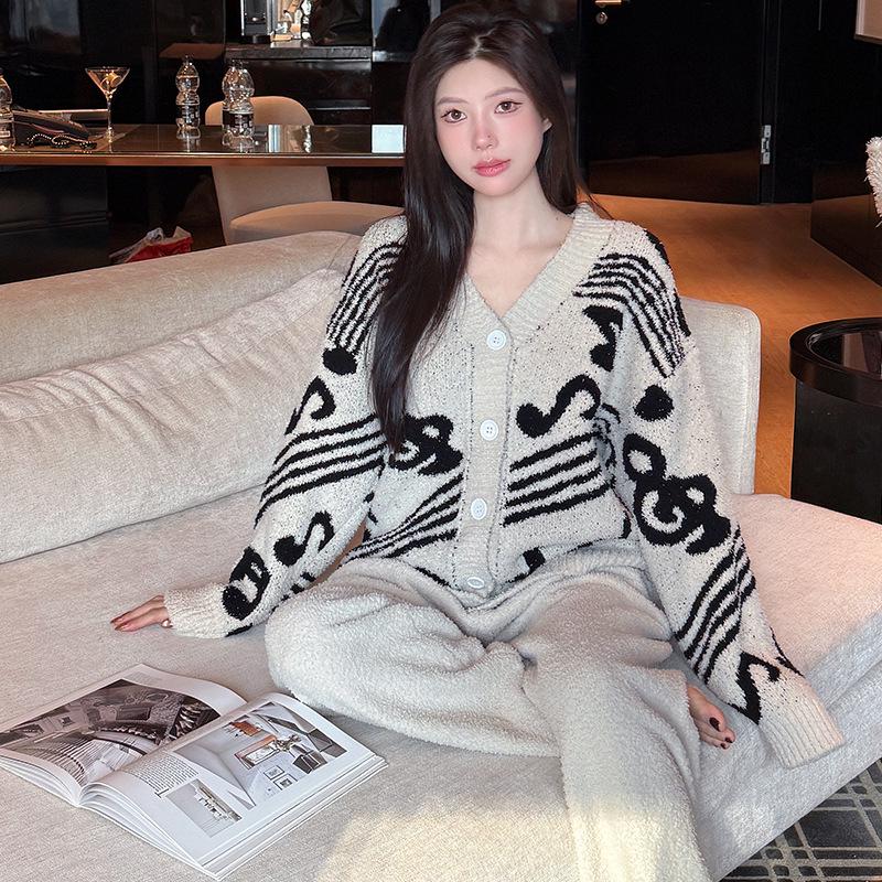 

Женская велюровая пижама с помпонами - Мягкая, теплая и уютная, с облачным дизайном для осени и зимы. One Size (90-160 cm)