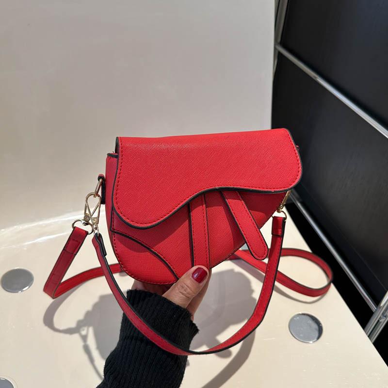 

Маленька жіноча сумка з текстурою в іноземному стилі 2024 року, популярна нова тенденція, корейська версія контрастного кольору, сумка через плече на одне плече червоний