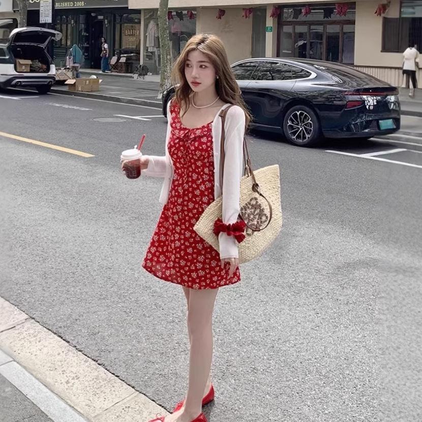 French retro red floral small flying sleeve dress for women's summer slim and thin seaside vacation style sexy short dress