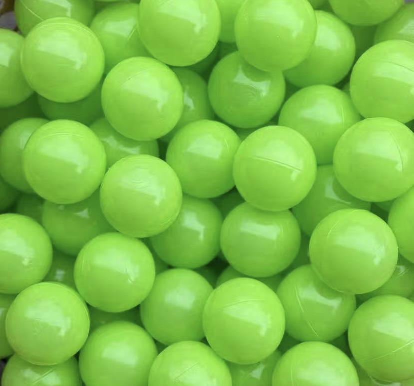 Balles en plastique colorées à mâcher pour aires de jeux
