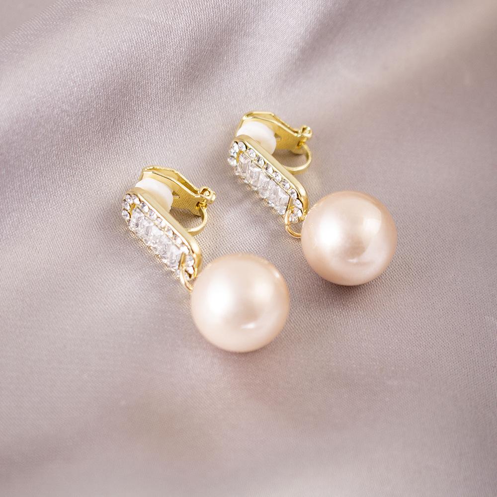 Brincos de pressão triangulares elegantes para orelhas não furadas - Versáteis e com um toque de luxo leve para o uso diário.