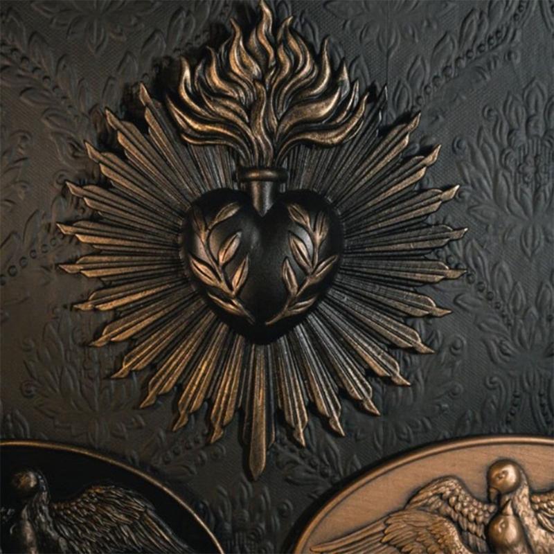 Elegant Gothic Sacred Hearts Wall Hanging Plaque Resin Cardiac Sculpture Ornament Perfect for Home Office Decors Gift