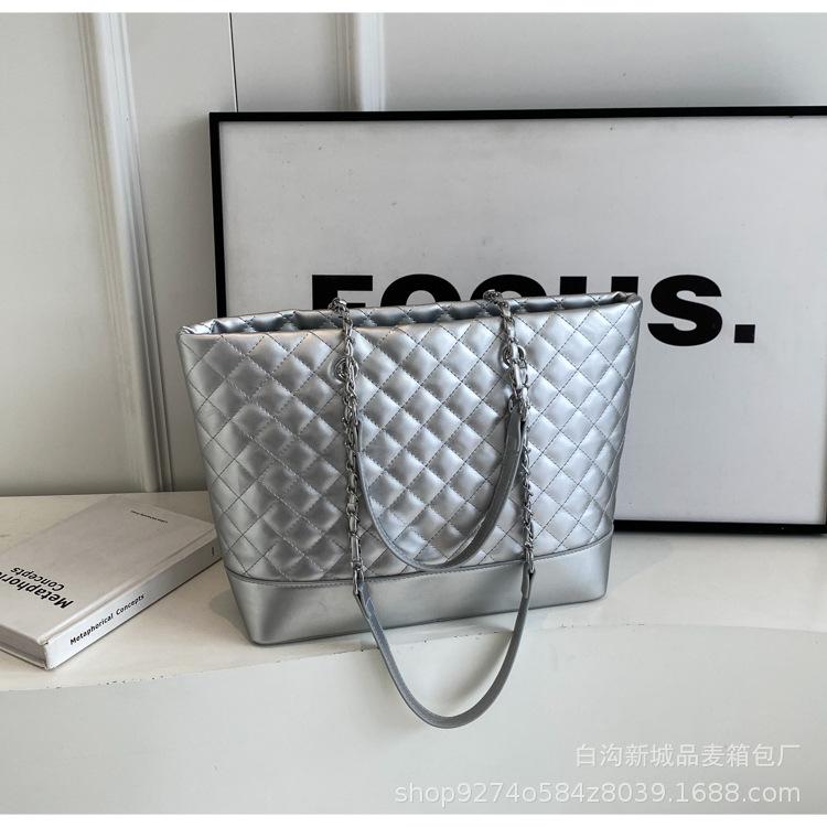 

Bag women s large capacity 2025 new spring and summer fashion diamond shoulder bag women s texture popular commuter tote bag