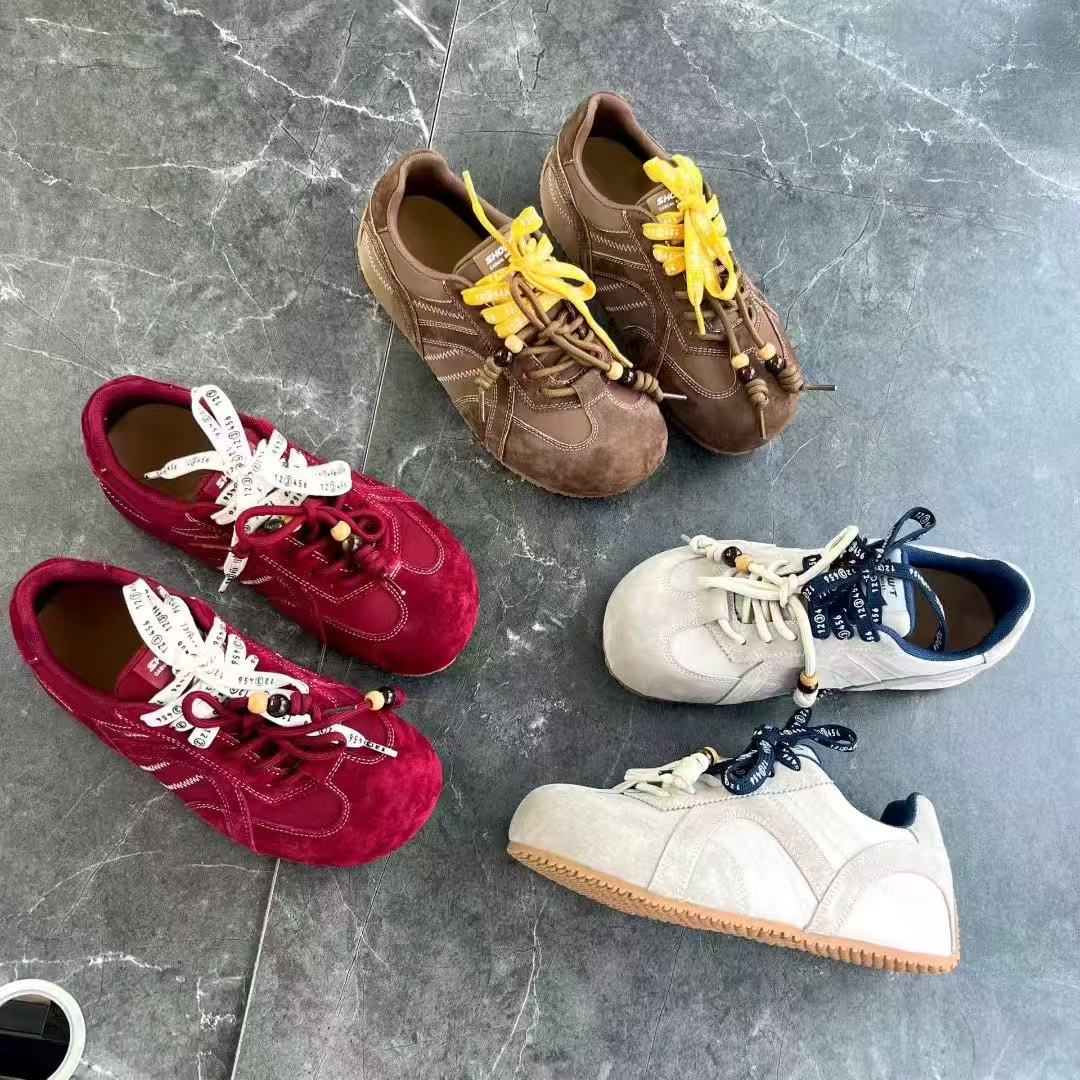 

Soft leather soft-soled little white shoes for women 2025 new lightweight German training shoes super fire heightening bread shoes ugly and cute Forr 40 красный