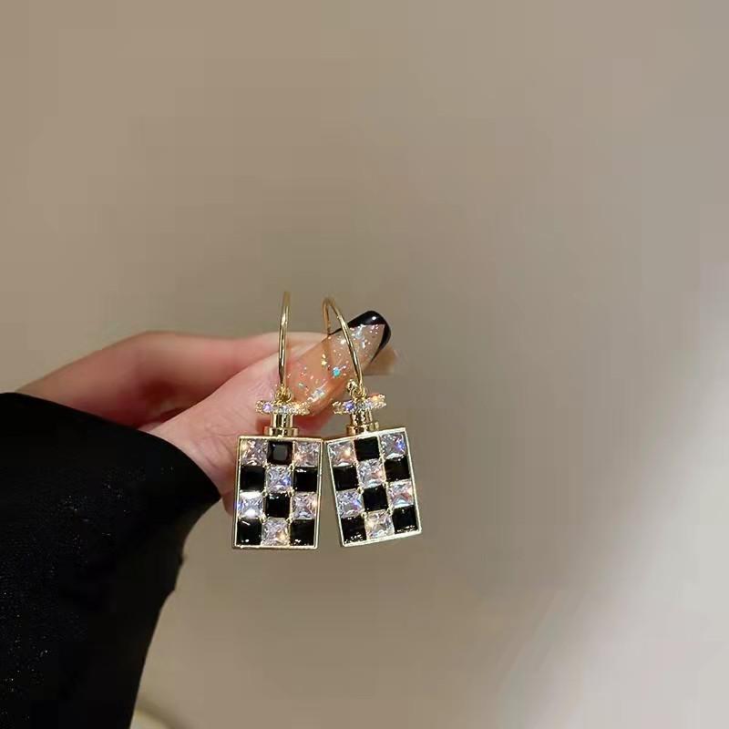 Stylish and simple square high-end stud earrings, women's geometric versatile temperament earrings, elegant and atmospheric earrings.