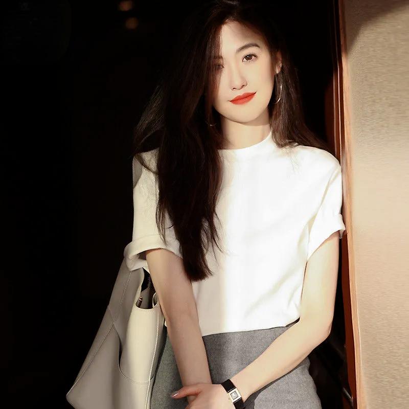 

Свободная футболка французского синего цвета с короткими рукавами в элитном стиле, идеально подходящая для весны и лета. M белый