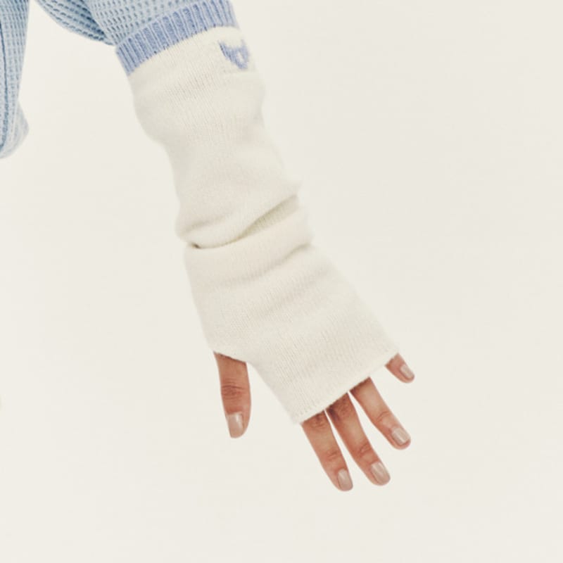 AVAM HOME [EXKLUSIV] Ein handgestrickter Handwärmer mit Logo - ELFENBEIN