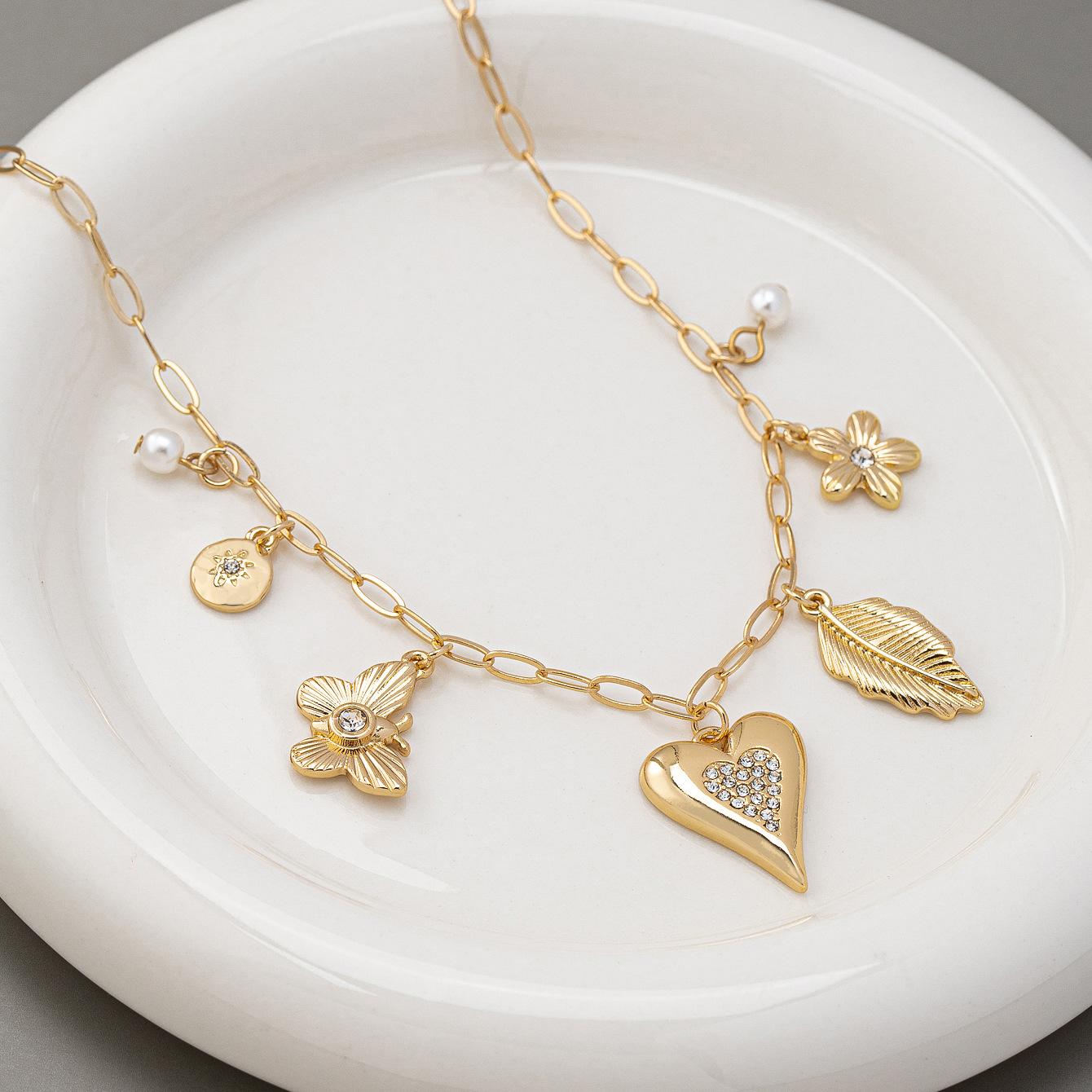 

Новый продукт с несколькими подвесками бабочка ретро однослойное роскошное, универсальное ожерелье в стиле инс для женщин