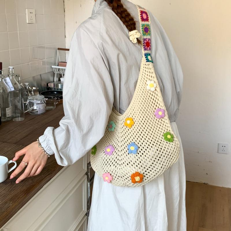 

Slack large capacity hollow knitted bag women s new fashion messenger bag commuter tote bag бежевый