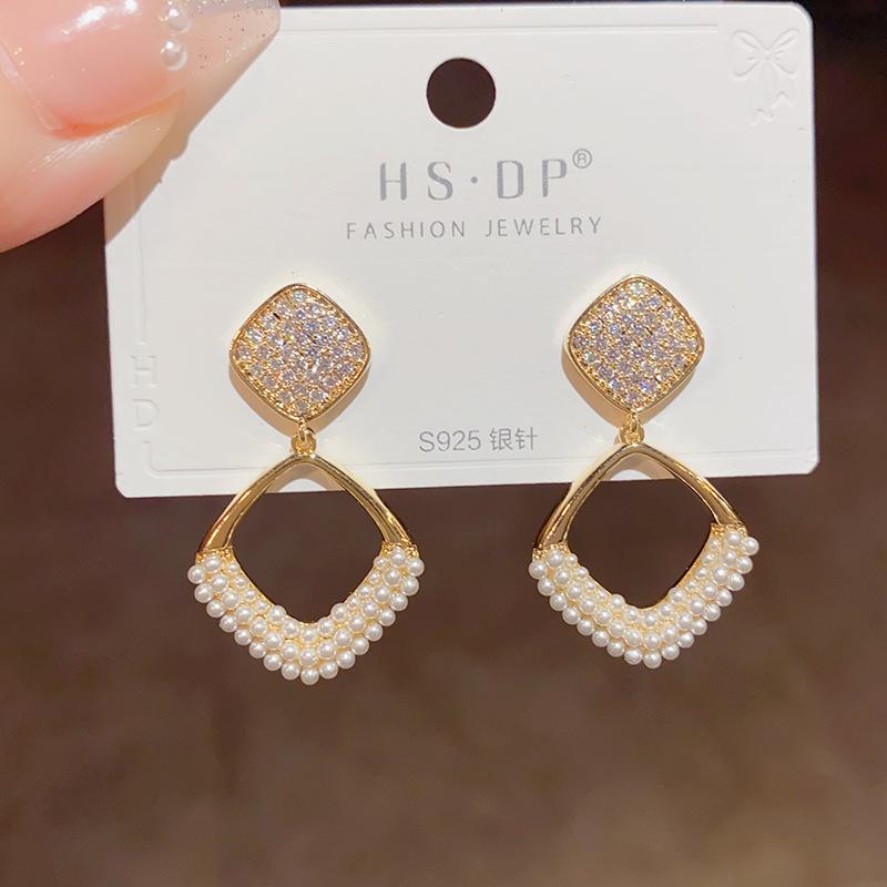Fashionable and Simple Micro-inlaid Geometric Diamond Pearl Earrings, Niche Design, Light Luxury Earrings