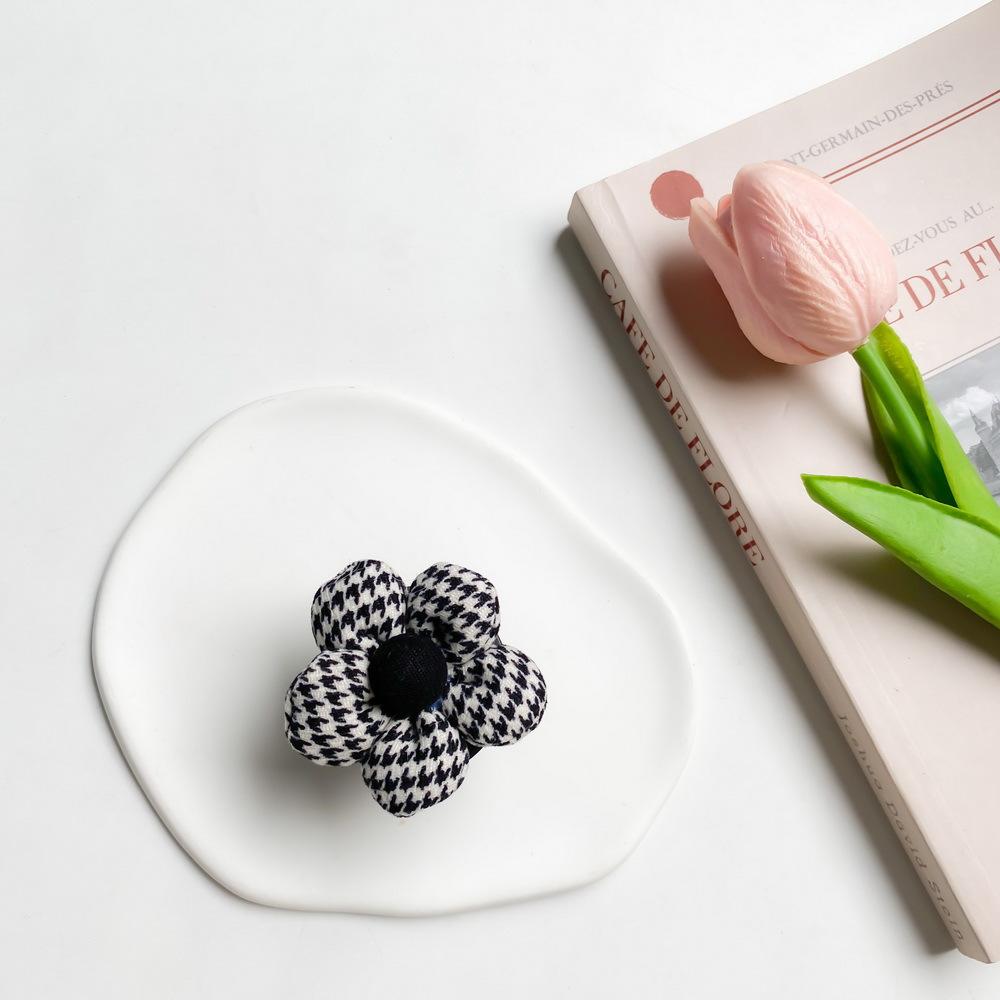 

Mobile Phone Case Retractable Airbag Bracket Desktop Light Luxury Fabric Diamond Black And White Grid Flower Lazy Air Cushion Ring Buckle Female