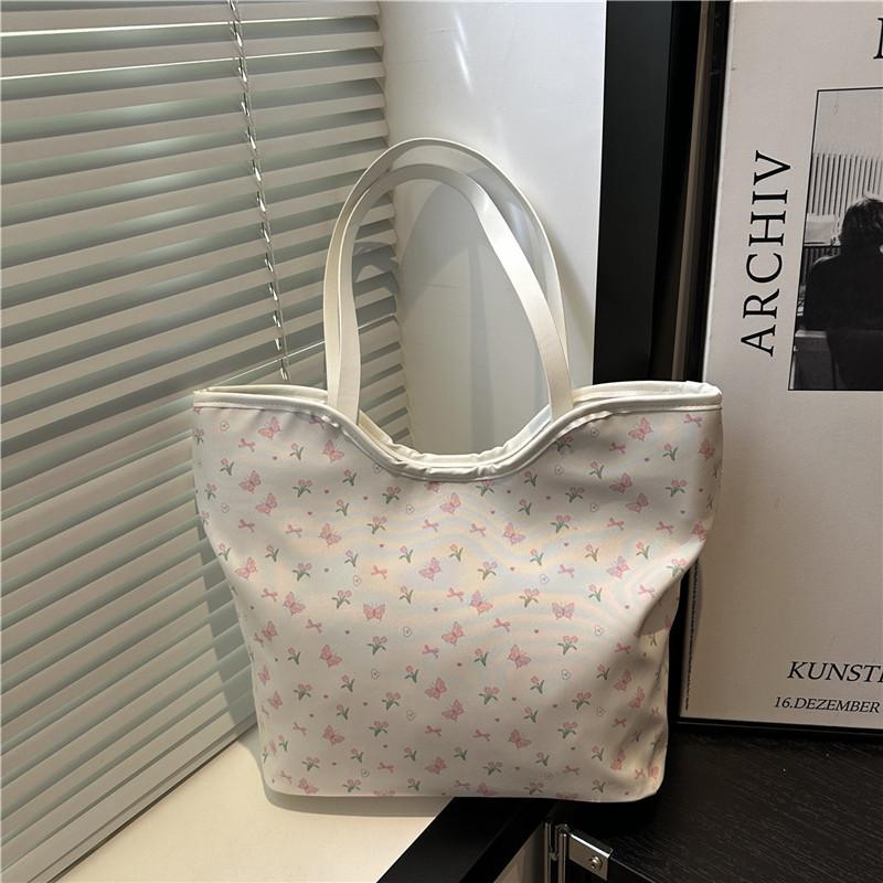 

The new beautiful printed tote bag is fresh and casual for students to commute in class. Versatile shoulder armpit bag