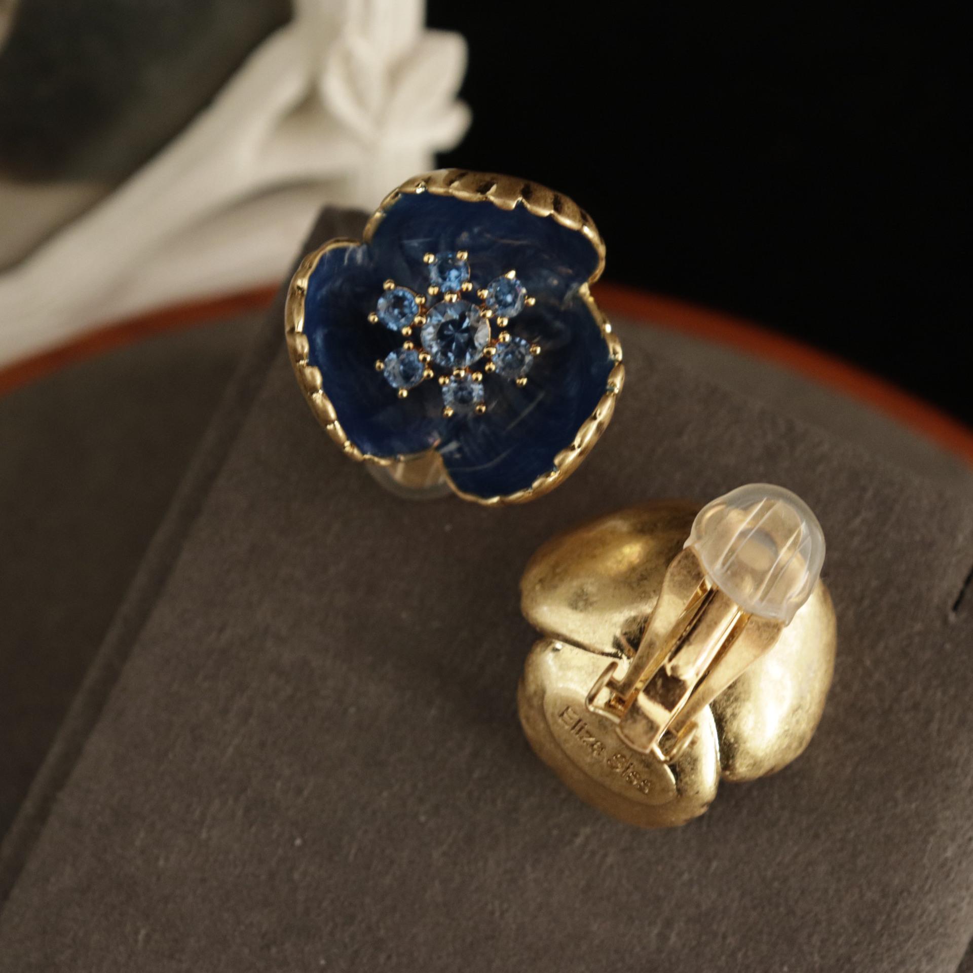 

Синяя эмалевая перегородчатая брошь-цветок и набор клипс для ушей