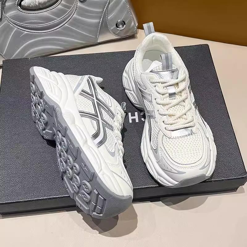 

2025 весна и лето сетчатые дышащие кроссовки для пап женские новые универсальные на толстой подошве с увеличением роста супер популярные повседневные спортивные кроссовки 40 серый