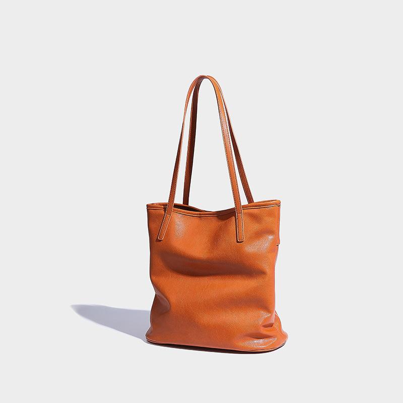 

Female senior feeling lazy bucket large capacity 2024 new oil wax leather soft leather niche commuter bag помаранчевий