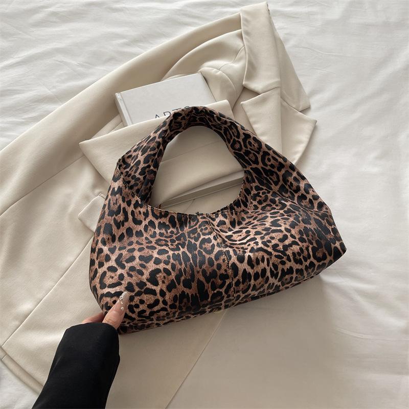 Today's popular leopard print handbags, crescent bags, textured commuter handbags, high-end bags, women's bags.