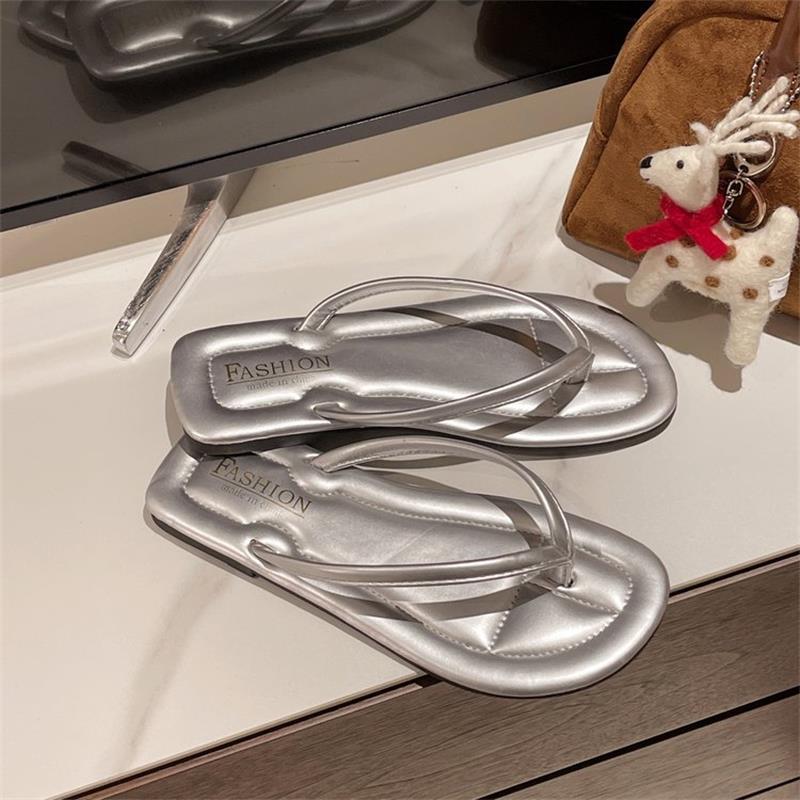 

Silver flip-flops for women s summer wear 2025 new ins trendy versatile soft bottom flat bottom non-slip beach sandals 40 серебряный