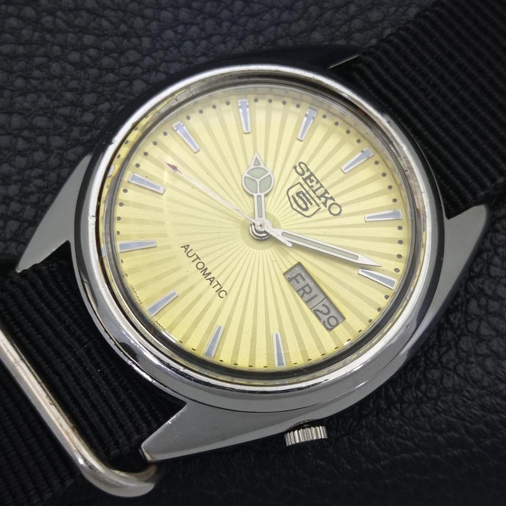 VINTAGE SEIKO 5 AUTOMATIC 7009A JAPAN MENS GOLDEN COLOR DIAL WATCH a701492-5 R206b-a701492