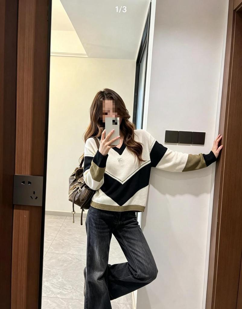 Trendy Knitted V-Neck Sweater: High-Quality, Color-Block Design with Letter Detailing, Perfect for Autumn and Winter.