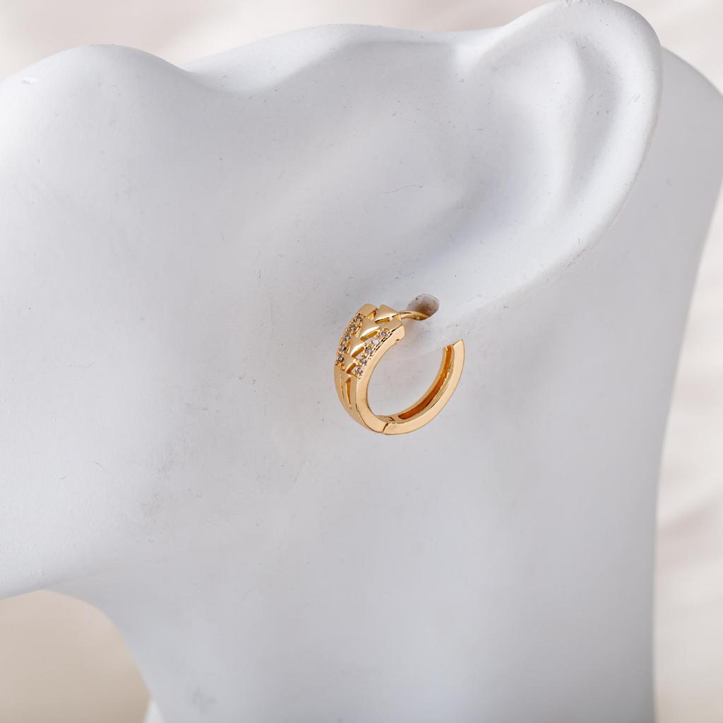 Hip Hop Style Metal Ear Cuff with Hollow Scale Texture and Zirconia - Trendy Unisex Earrings