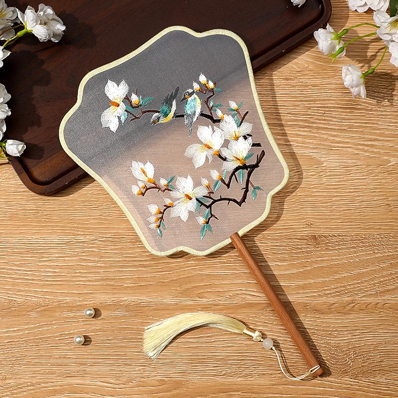 Dwustronny okrągły wachlarz z haftem Suzhou: Starożytny chiński styl dla Hanfu i Czeongsamu, idealny do tańca dziecięcego.