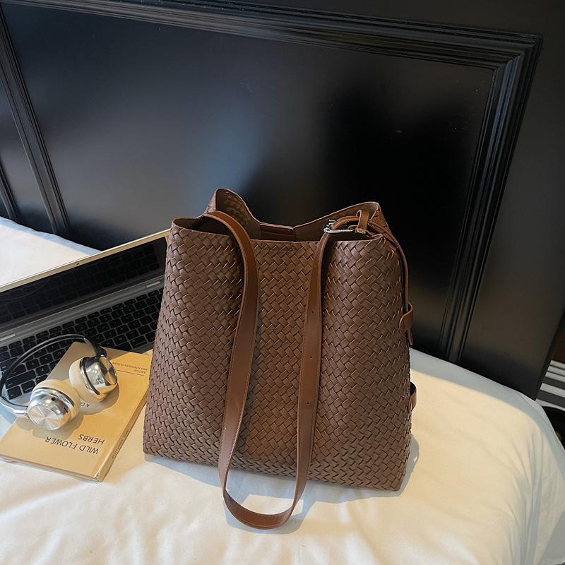 Woven bag Bucket bag Women's large-capacity new fashion commuter shoulder underarm bag Crossbody handbag