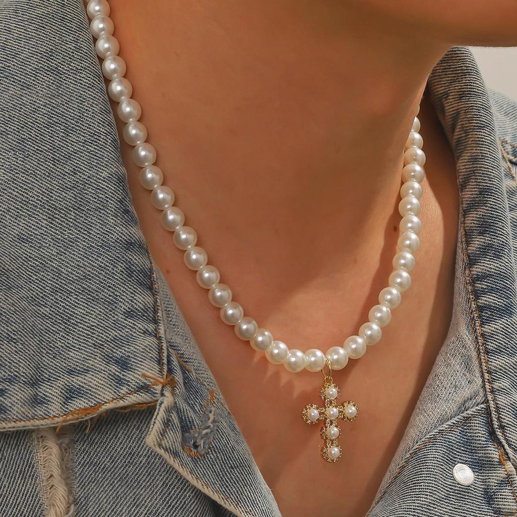 European and American Style Imitation Pearl Cross Necklace - Simple, Retro, Light Luxury Clavicle Chain, Unisex Fashion Accessory.