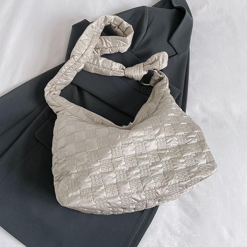 

2025 осень новая сумка-облако клетчатая плиссированная на плечо хлопковая сумка для одежды большой вместимости повседневная корейская версия сумка-мессенджер тоут бежевый