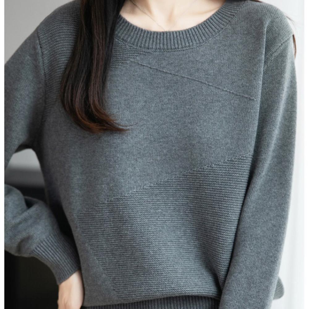 A New Type of Thick, Non-pilling Knitted Base Layer with A Round-neck, Slanted Square Inner Layer Sweater for Women