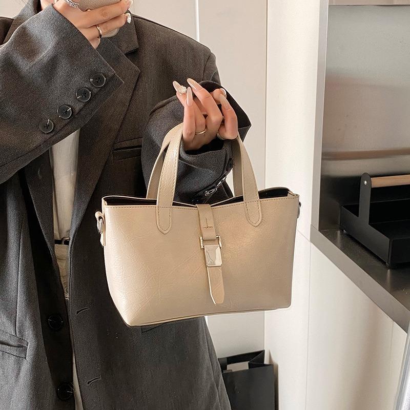 Today's popular bags are women's new simple and versatile textured messenger bags, commuter portable bucket bags.