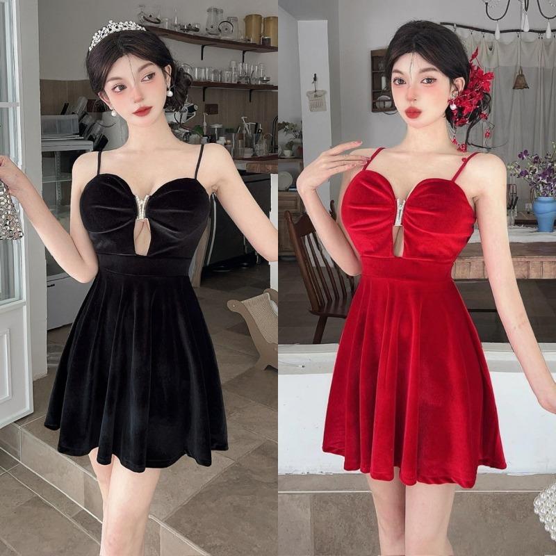 Low-cut golden velvet waist short large pendulum suspender dress, new chic temperament and thin women's clothing