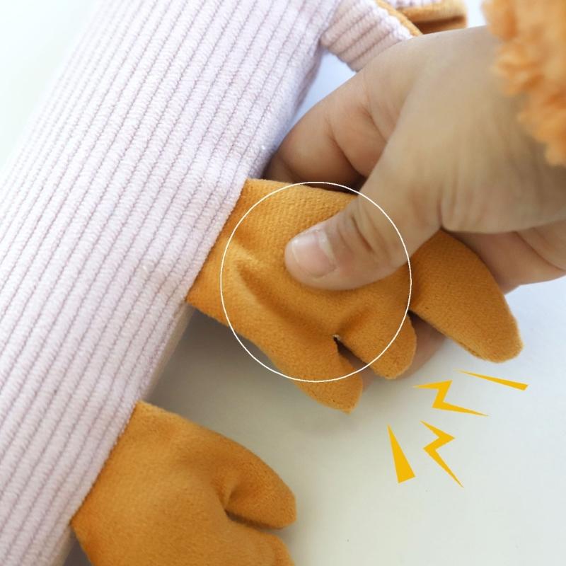 Měkký manšestrový potah na rukojeť kočárku poskytující pohodlí a ochranu pro ruce dítěte a rukojeť kočárku