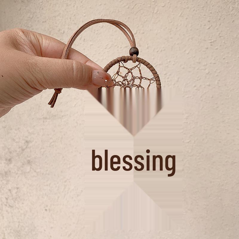 

Ловец снов ручной работы с деревянными бусинами и перьями - Юго-восточная азиатская музыка ветра с 5 подвесками для подвесного украшения в автомобиль или для дома. хаки