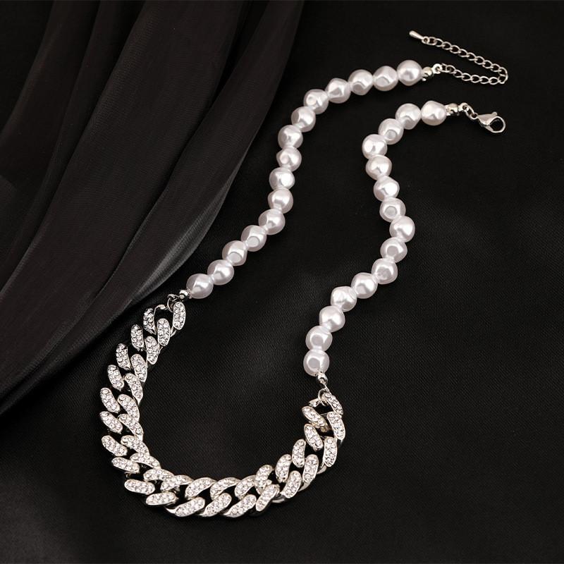 Rhinestone Elegant And Pearl Necklace For Women With Trendy Short Design Style And