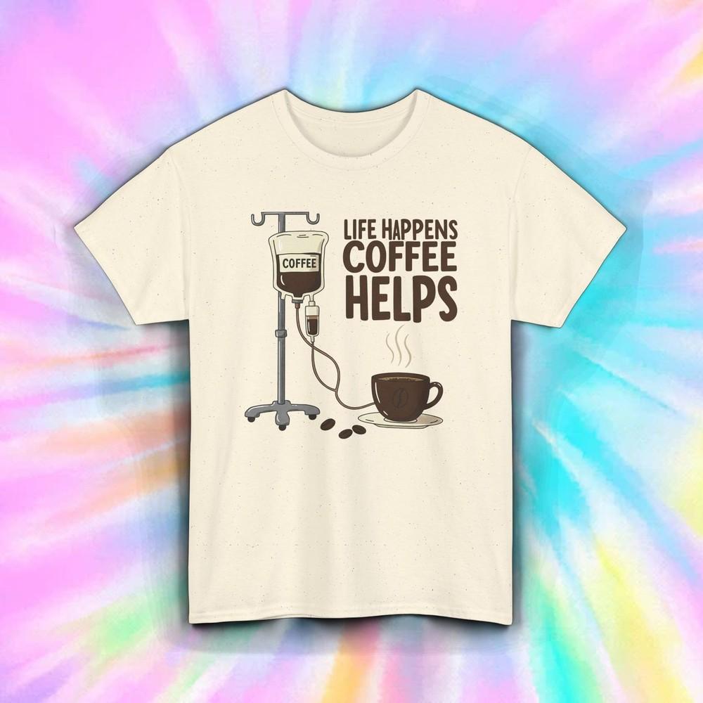 

Жизнь случается, кофе помогает Футболка Забавная графика для любителя кофе Юмористическая футболка S-5XL 2XL