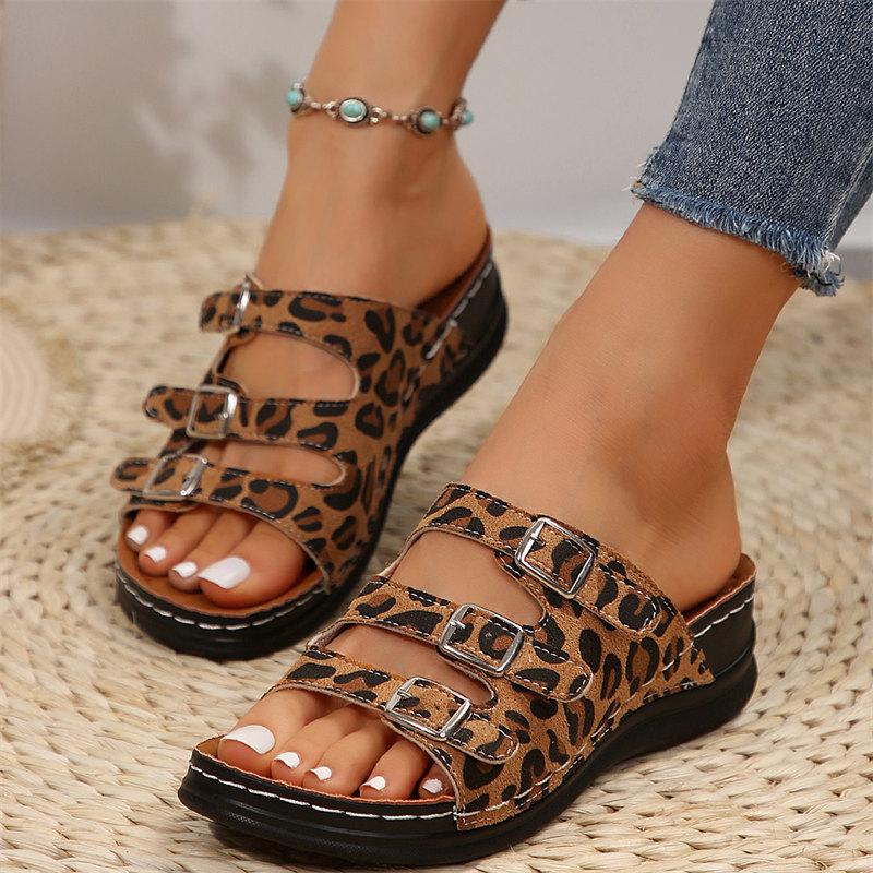 Модные женские легкие тапочки на танкетке — фото 4