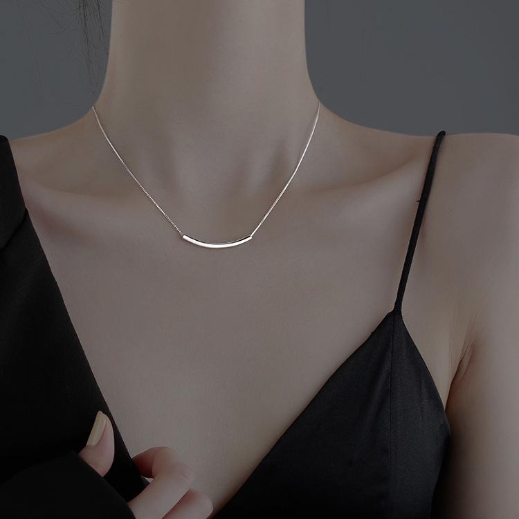 Smiling Curved Tube Necklace: Elegant Women's Stylish Design for Versatile Clavicle Chain