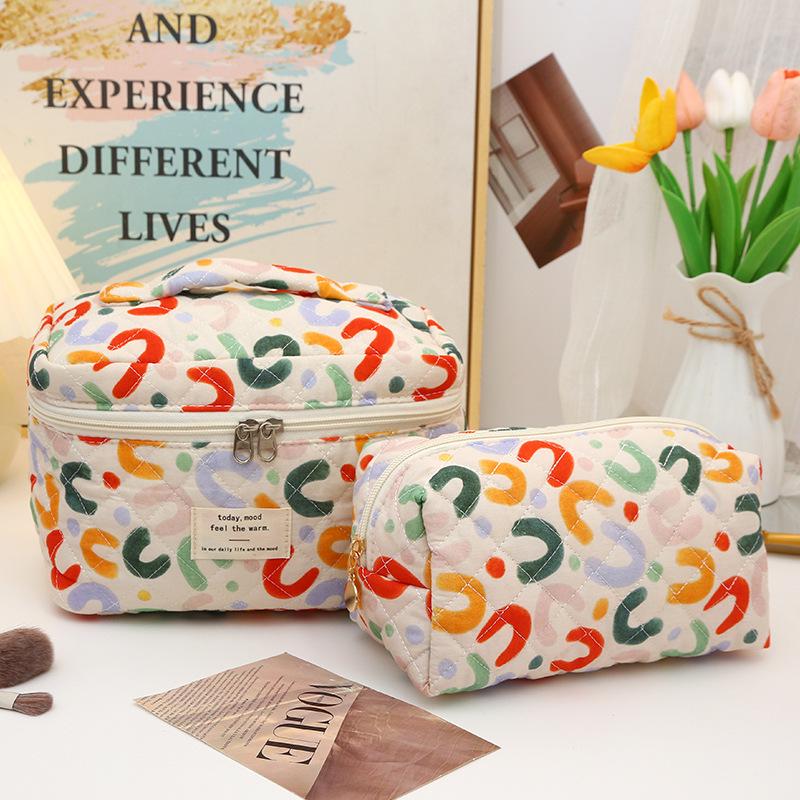 Large Capacity Quilted Floral Makeup Bag - Portable Cotton Toiletry Handbag with Cute Flower Design for Students
