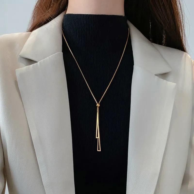 Japan & Korea Double Triangle Necklace: Elegant, High-End Light Luxury Choker for Autumn/Winter Sweater, Versatile Fashion Design.