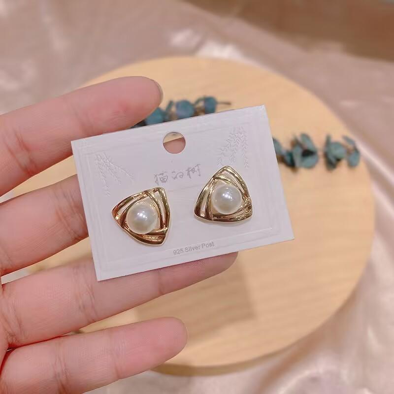 The New Simple Temperament Triangular Pearl Earrings Are Cute and Elegant, Geometric and Small, But Not Colorful and Fresh.