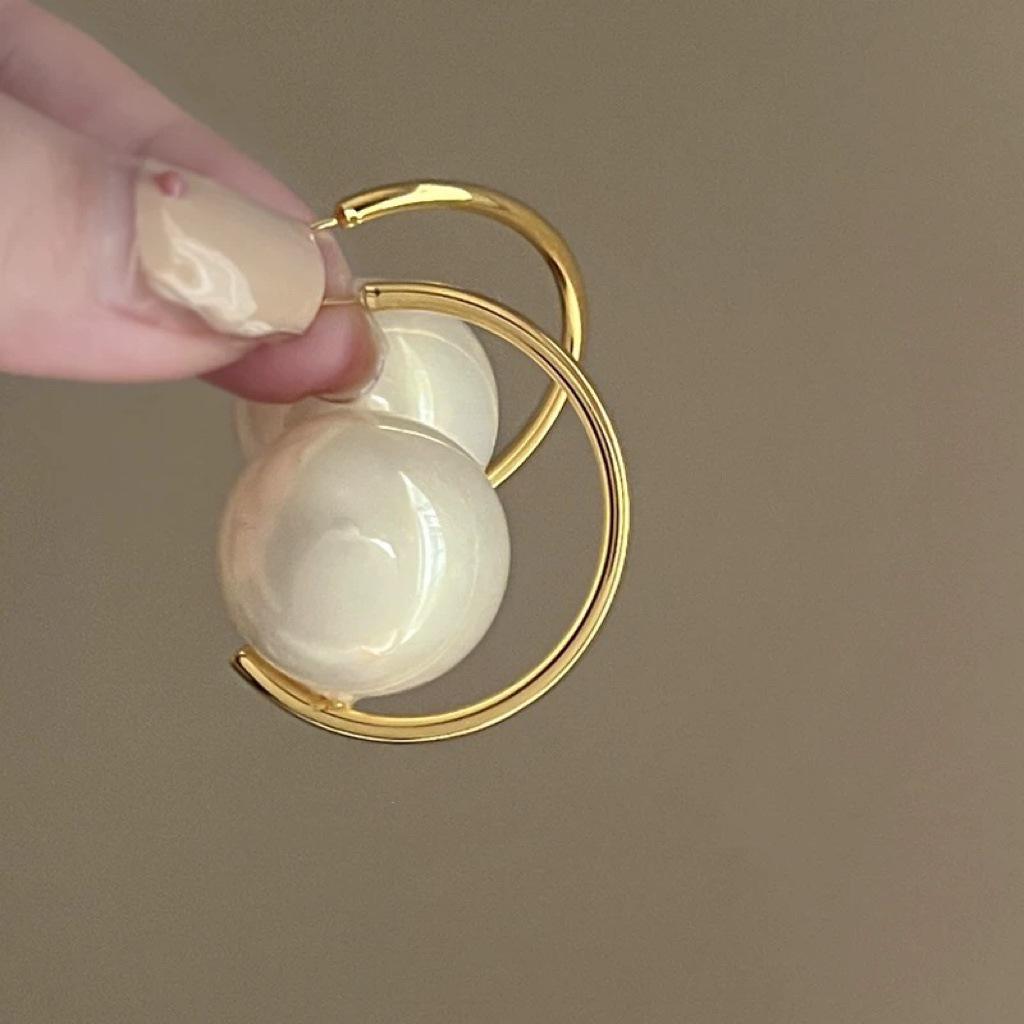 Boucles d'oreilles puces fleur perle rétro françaises haut de gamme - Élégantes, polyvalentes et à la mode pour femmes